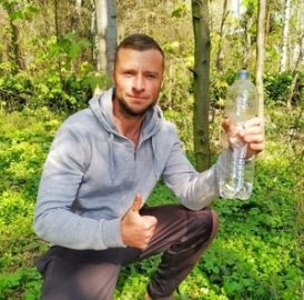wie-apft-man-birkenwasser-mensch-trinkt-birkenwasser