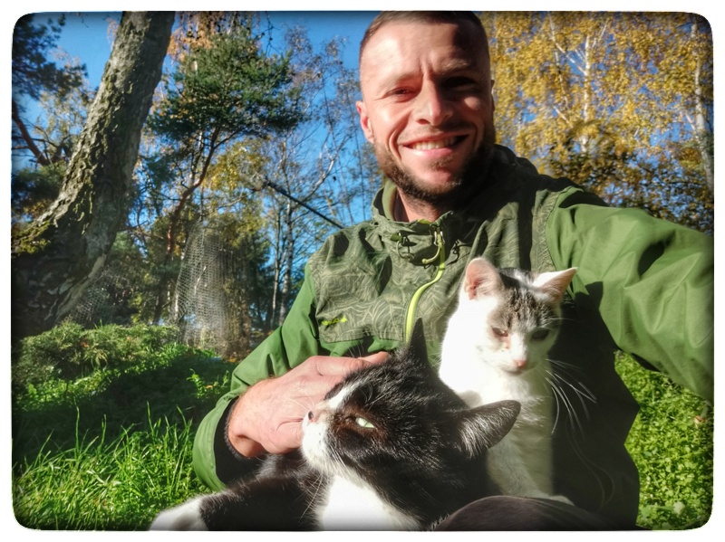 Ich mit meinen 2 Katzen im Selbstversorgergarten.