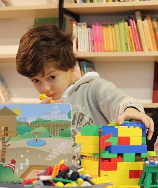 kind-spielt-mit-lego