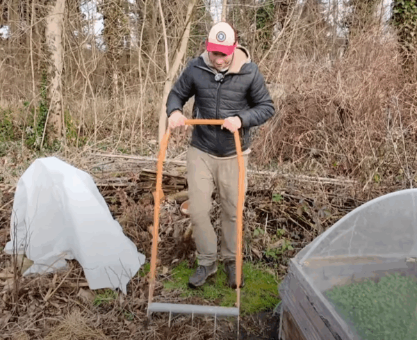 Mann beim graben mit broadfork