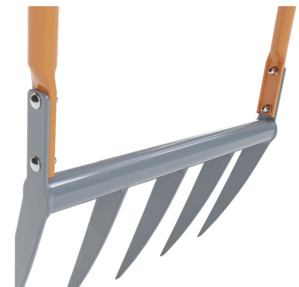 broadfork beim graben im garten