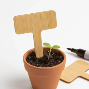 Pflanzschild steckt in Topf